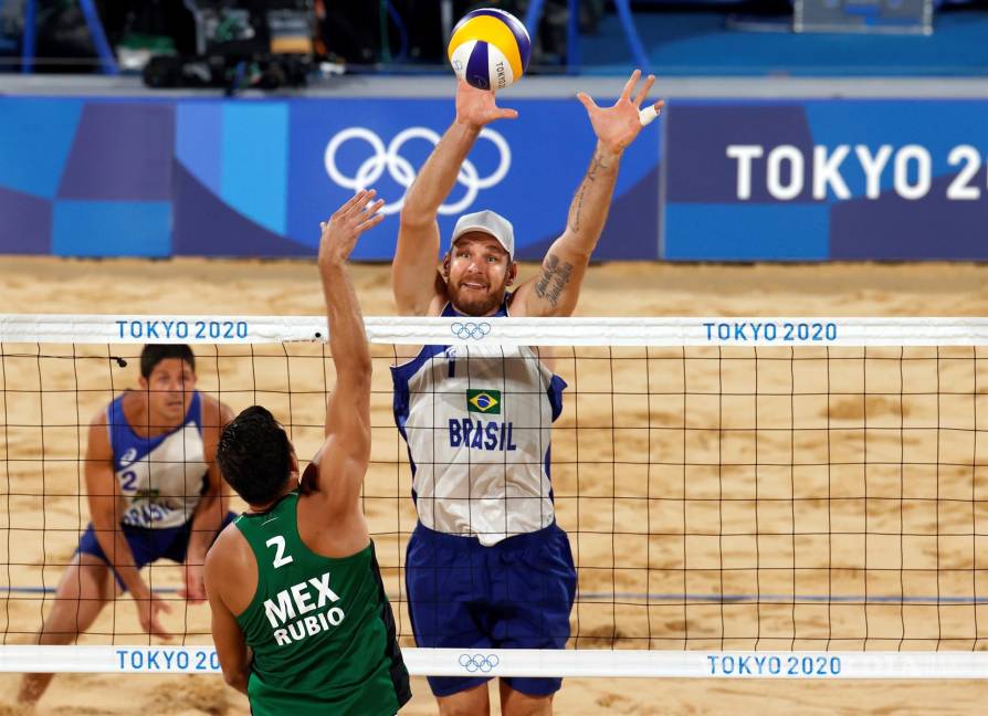 $!Alison Cerutti (d) de Brasil en acción contra José Luis Rubio (c) de México durante el partido de octavos de final masculino entre Brasil y México en los eventos de Voleibol de playa de los Juegos Olímpicos de Tokio 2020. EFE