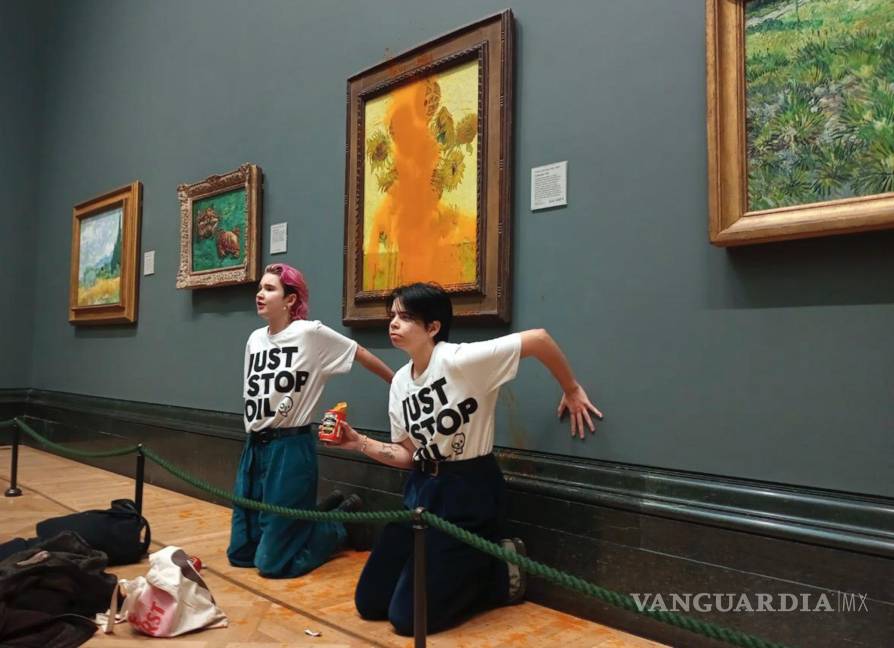 Dos integrantes de ‘Just Stop Oil’ lanzan sopa de tomate sobre ‘Los Girasoles’ de Van Gogh en la National Gallery