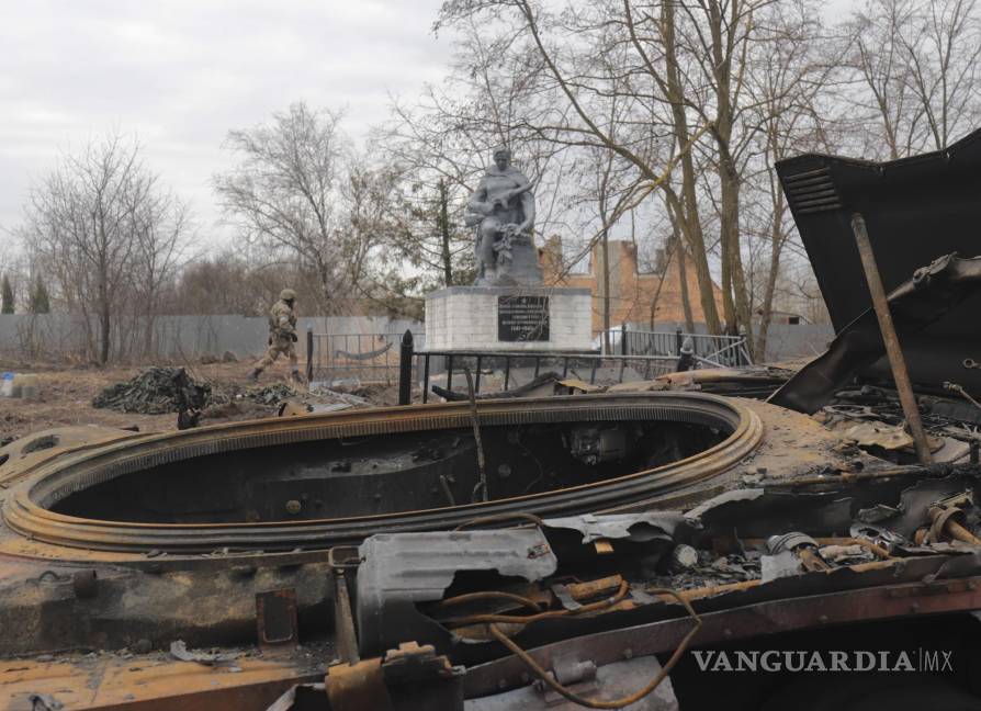 $!Escombros de un tanque en el pueblo de Lukyanova, que fue liberado de las tropas rusas, no lejos de Kiev (Kiev), Ucrania.