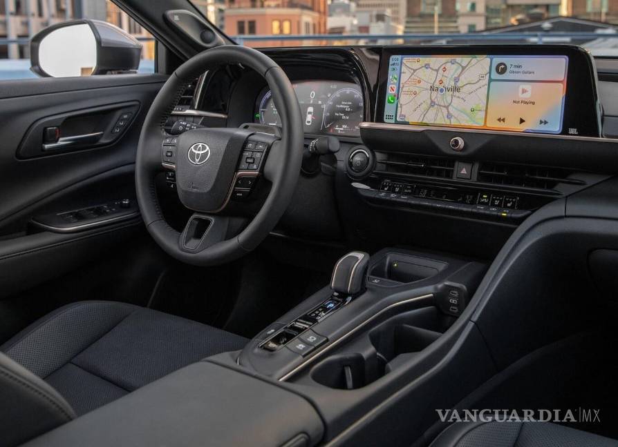 Toyota crown, el suv mezclado con sedán y de alma híbrida