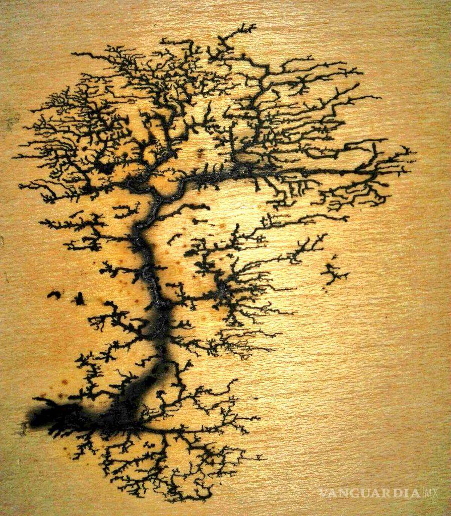 $!Esta técnica de grabado implica un riesgoso manejo de alto voltaje.