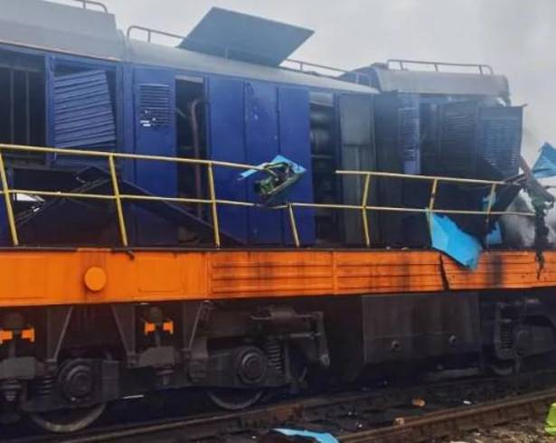 En esta fotografía, facilitada por la Oficina de Prensa de la Compañía Ferroviaria Ucraniana Ukrzaliznytsia, se observa una locomotora dañada en un ataque con drones rusos en la estación de tren de Yahodyn, cerca de la frontera de Ucrania con Polonia, el domingo 13 de septiembre de 2026.