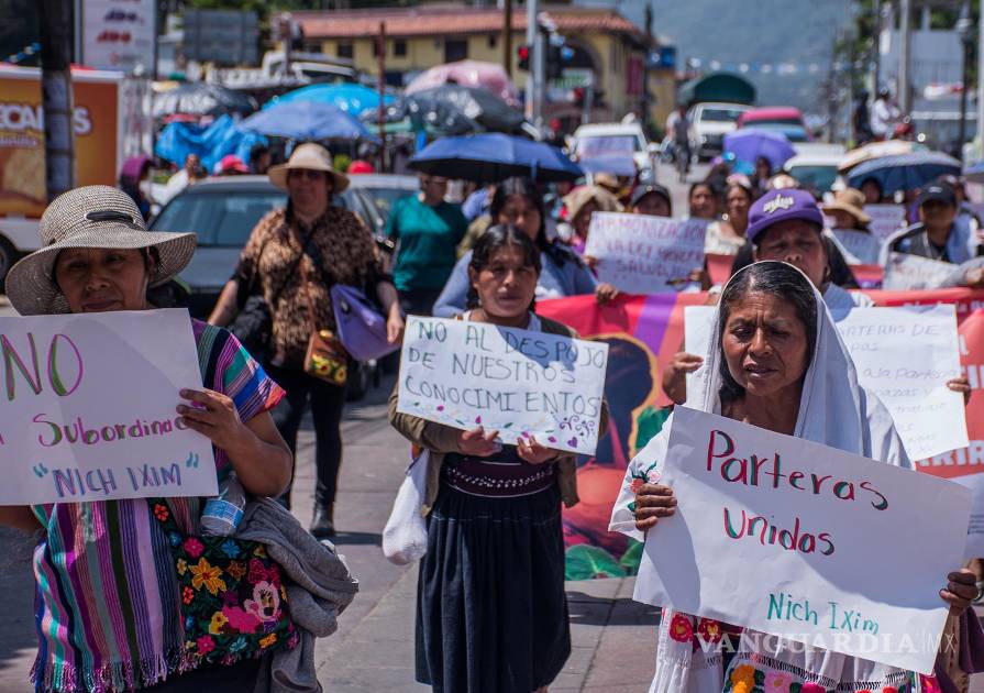 Parteras indígenas marchan en Chiapas en defensa de su práctica ancestral
