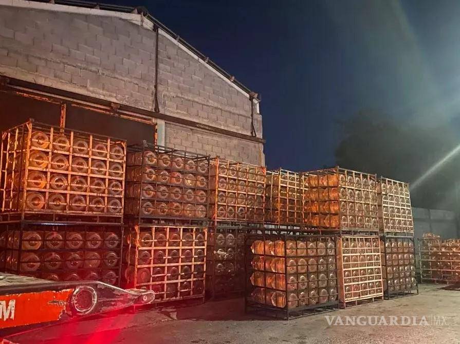 $!Los ministeriales recuperaron la plataforma del tráiler y mil 120 garrafones de plástico de 20 litros, es decir, faltaron 480 envases llenos de agua