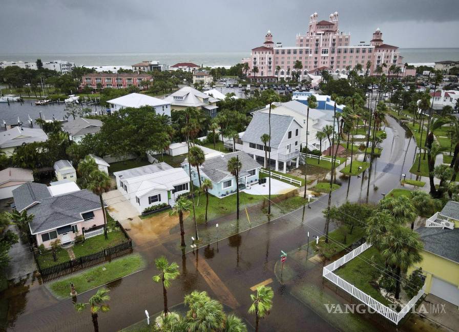 $!Inundaciones cerca de casas mientras en St. Pete Beach, Florida, mientras el huracán Debby pasa el área de la Bahía de Tampa en alta mar.