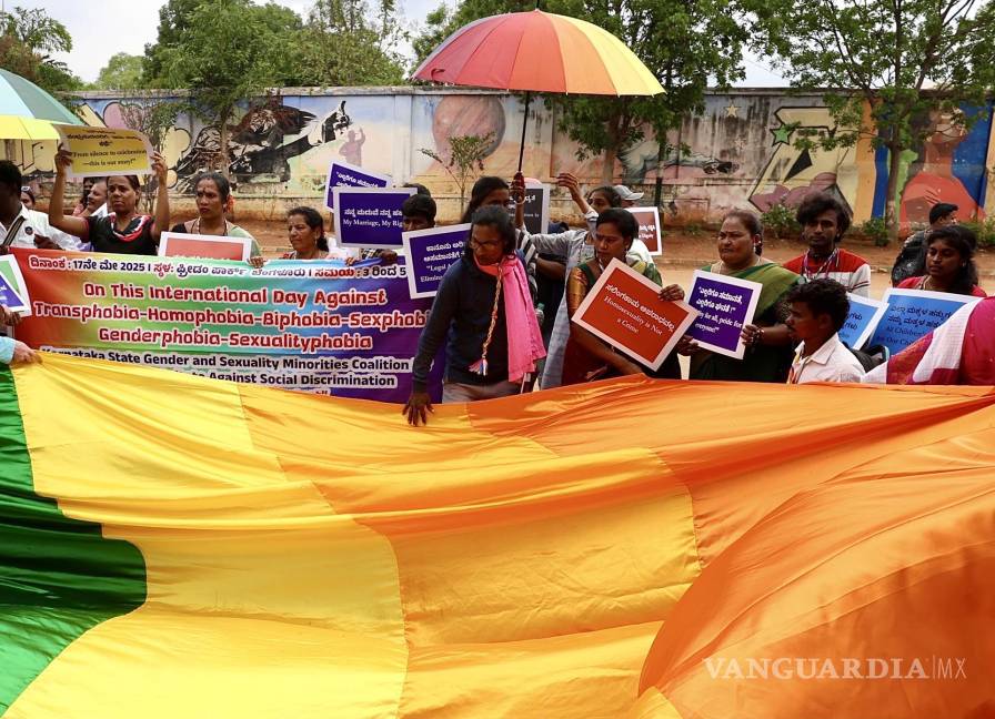 $!La gente asiste a una protesta en el Día Internacional contra la Homofobia, la Bifobia y la Transfobia (IDAHOBIT), en Bangalore, India.