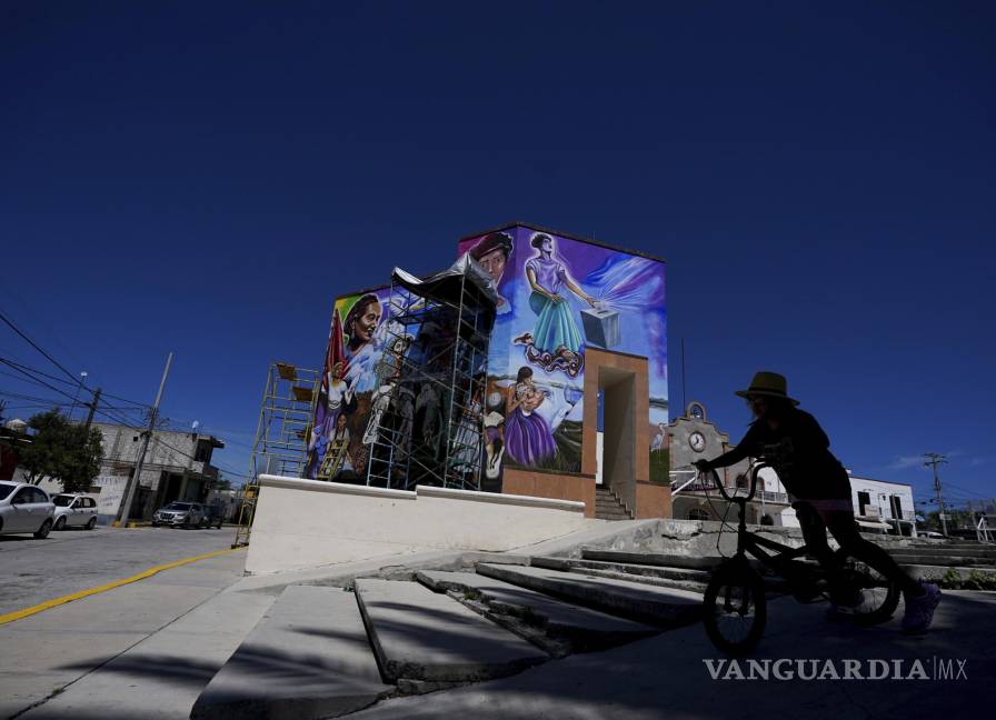 $!Una peatona monta su bicicleta frente a un mural pintado por el artista mexicano Jesús Rodríguez, en San Salvador, estado de Hidalgo (México)