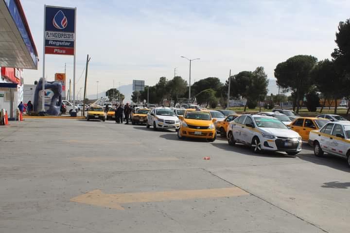 Taxistas protestantes en gasolinera de Saltillo; denuncian presunto combustible adulterado 2