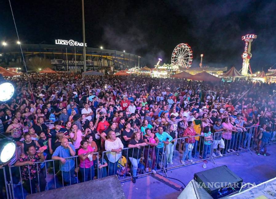 $!Miles de monclovenses disfrutaron la presentación de Tropicalísimo Apache durante el cierre de la Feria 2025.