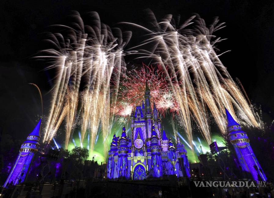 $!Lanzamiento de fuegos artificiales sobre el Castillo de Cenicienta en Magic Kingdom para conmemorar el 50 aniversario de Walt Disney World, en Lake Buena Vista, Florida. AP/Joe Burbank/Orlando Sentinel