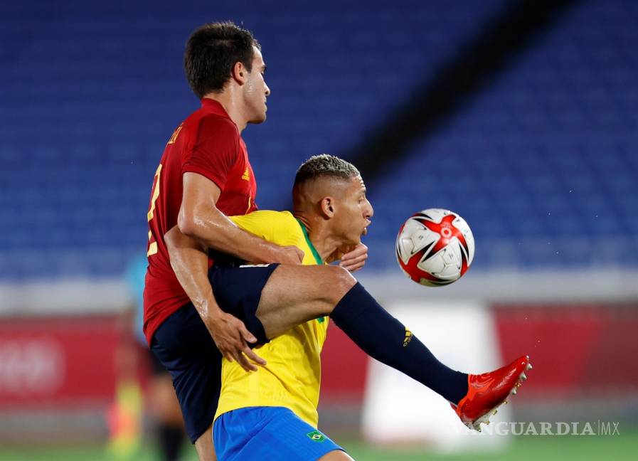 $!Richarlison (d) de Brasil en acción contra Oscar Mingueza (i) de España durante el partido por la medalla de oro de fútbol masculino entre Brasil y España en el Estadio Internacional de Yokohama en Tokio 2020. EFE