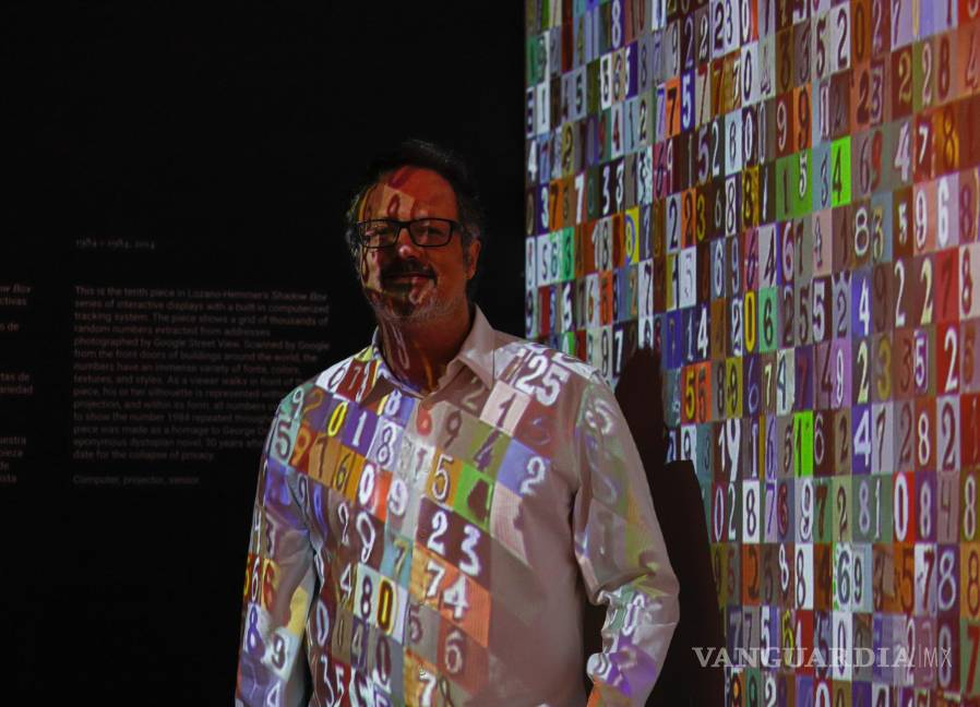 $!Las obras del artista mexicano Rafael Lozano-Hemmer mezclan la literatura y las nuevas tecnologías en la exposición Caudales . EFE/Giannis Triantafyllidis
