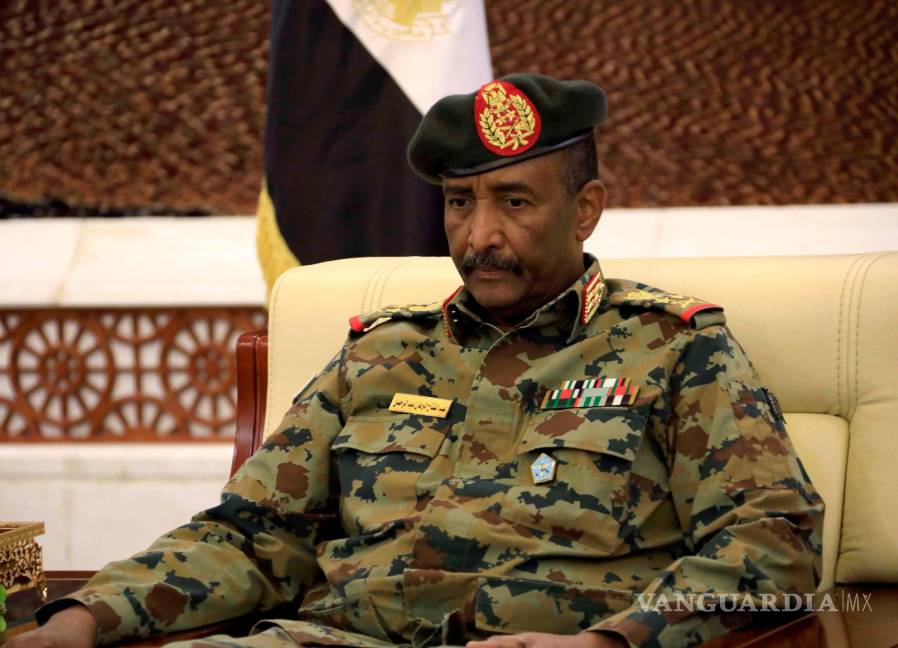 $!Líder del consejo de transición de Sudán, el teniente general Abdel Fattah Abdelrahman Burhan observa después de ser juramentado como jefe del consejo de transición recién formado en el palacio presidencial en Jartum, Sudán. EFE/EPA/STRINGER