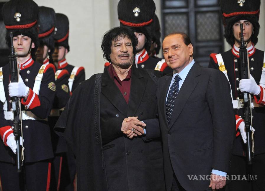 $!16/11/2009. El primer ministro italiano, Silvio Berlusconi, se da la mano con el líder libio, el coronel Muammar Gaddafi en el Palacio Chigi, en Roma.