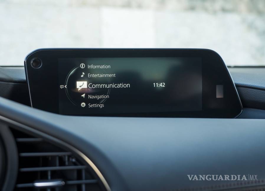 $!¿No más pantallas táctiles en autos?, Mazda las dejará porque usarlas puede causar accidentes