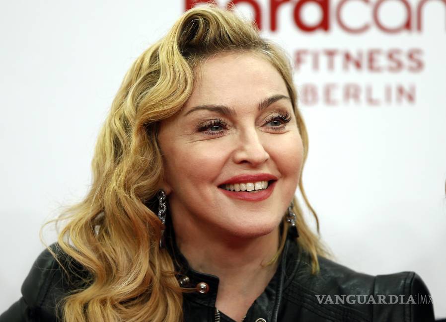Madonna llora por París y canta 'La Vie en Rose'