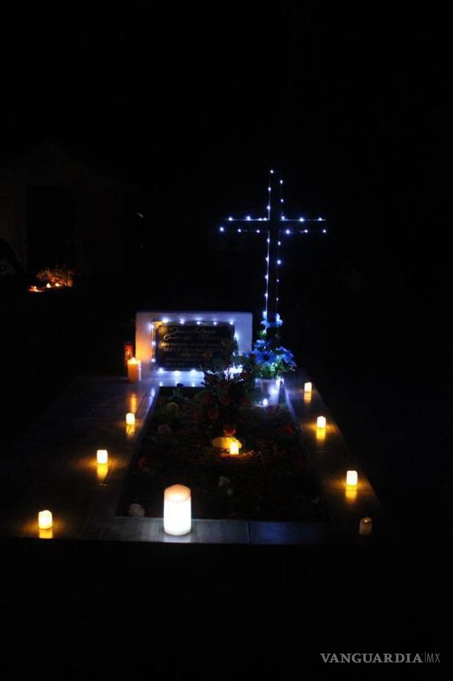 $!La luz de las veladoras y el amor de la comunidad iluminaron el Panteón San José en la tercera edición de la Alumbrada.