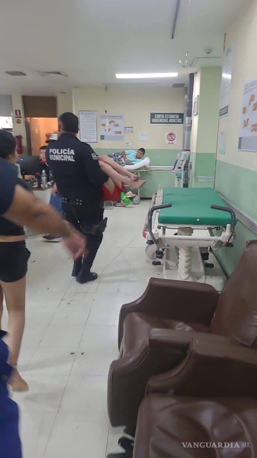 $!La rápida reacción de los oficiales permitió que la mujer fuera reanimada por médicos del IMSS en Monclova.