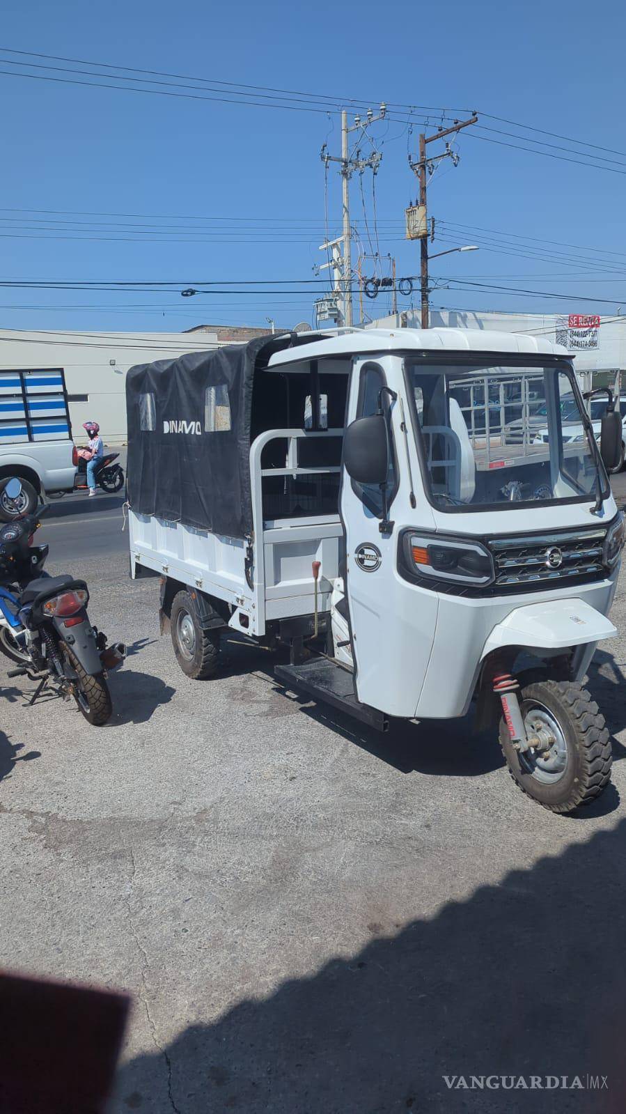 $!Un servicio seguro es el que ofrece Daniel en su mototaxi para quien desee trasladar a su mascota.