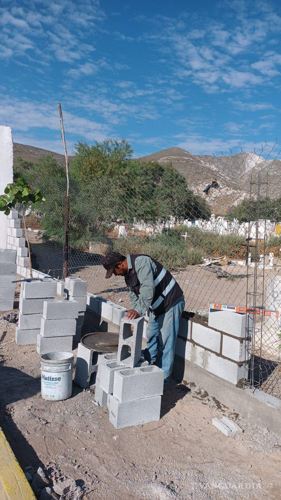 $!Además de servir como medida para evitar que se lance basura en el espacio, la delimitación en el panteón busca prevenir accidentes.