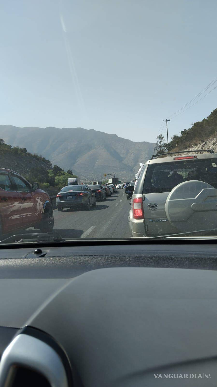 $!Automovilistas reportaron trayectos de más de tres horas para volver a Saltillo desde comunidades como San Antonio de las Alazanas y Huachichiles.