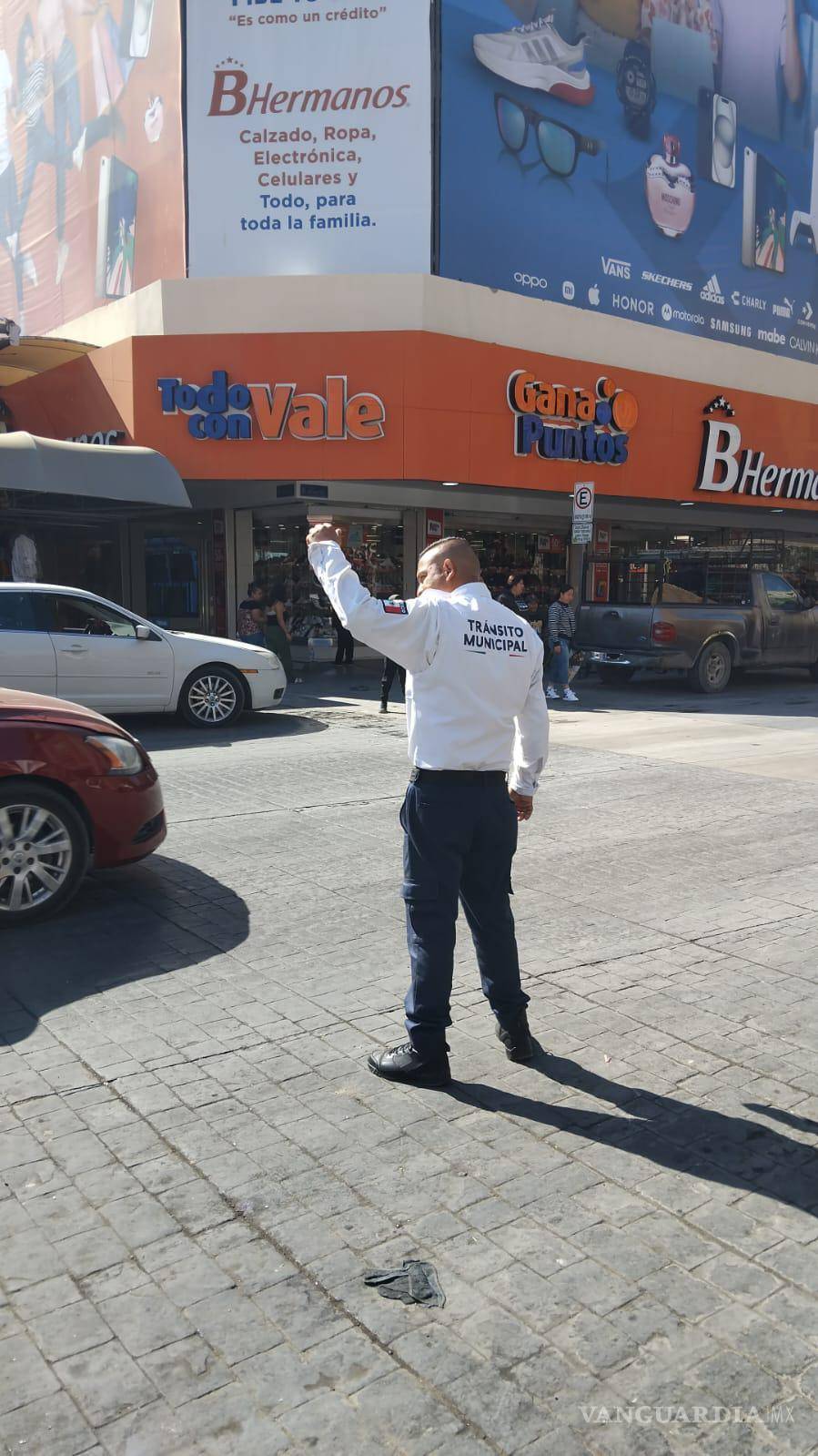 $!Elementos de Vialidad orientan a conductores y peatones en el centro de Torreón.