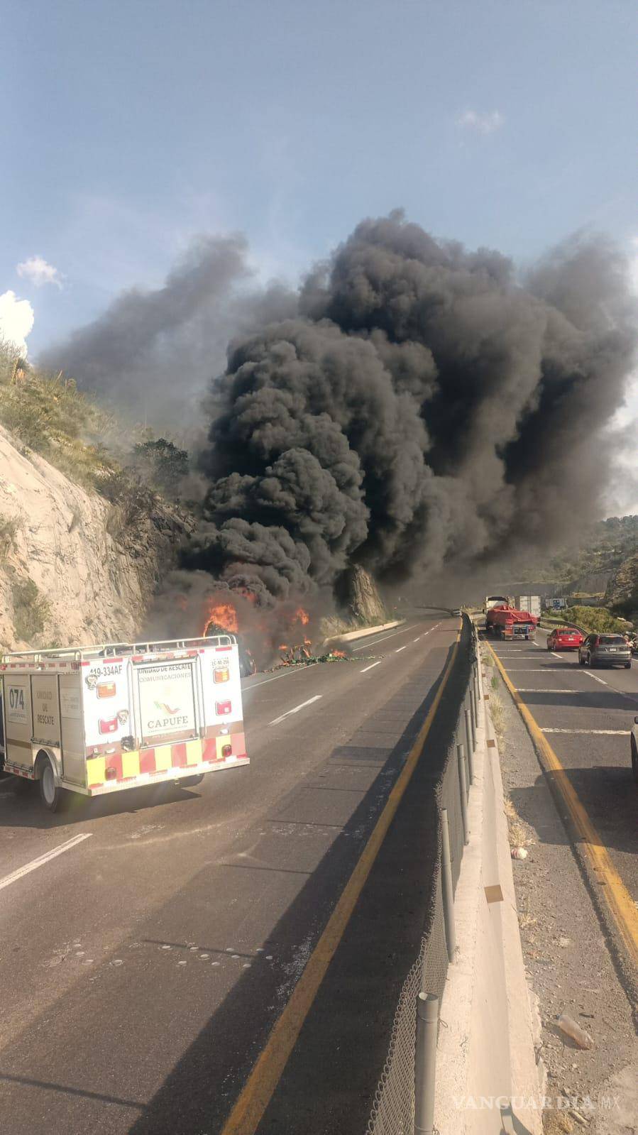 $!El choque múltiple involucró a cinco tráileres sobre la carretera federal 57, en el peligroso tramo de Los Chorros, generando una intensa movilización de cuerpos de emergencia.