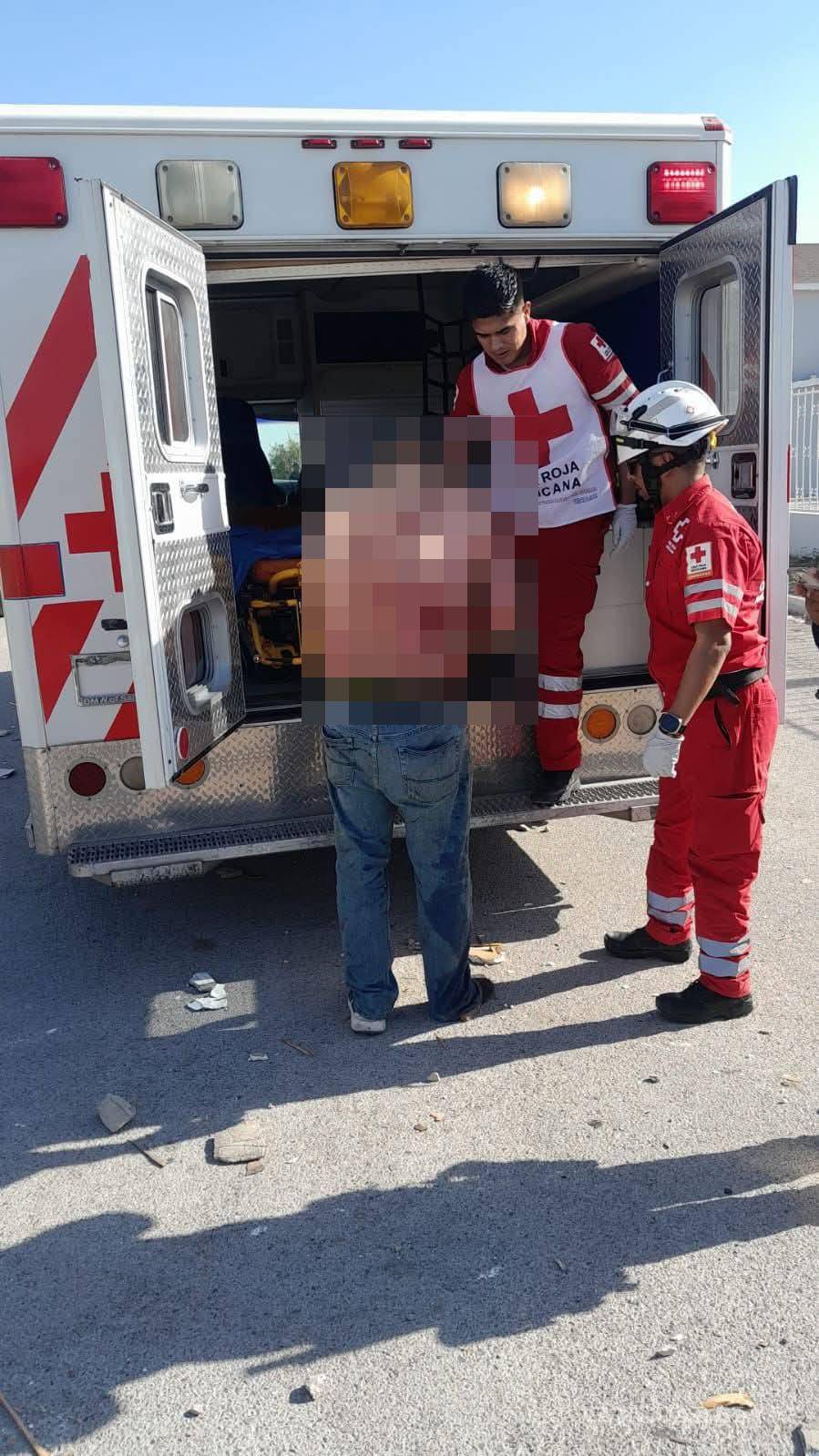 $!Ezequiel ¨N¨, propietario del inmueble y del negocio afectado, sufrió quemaduras graves tras la explosión; fue trasladado de urgencia a un hospital especializado.