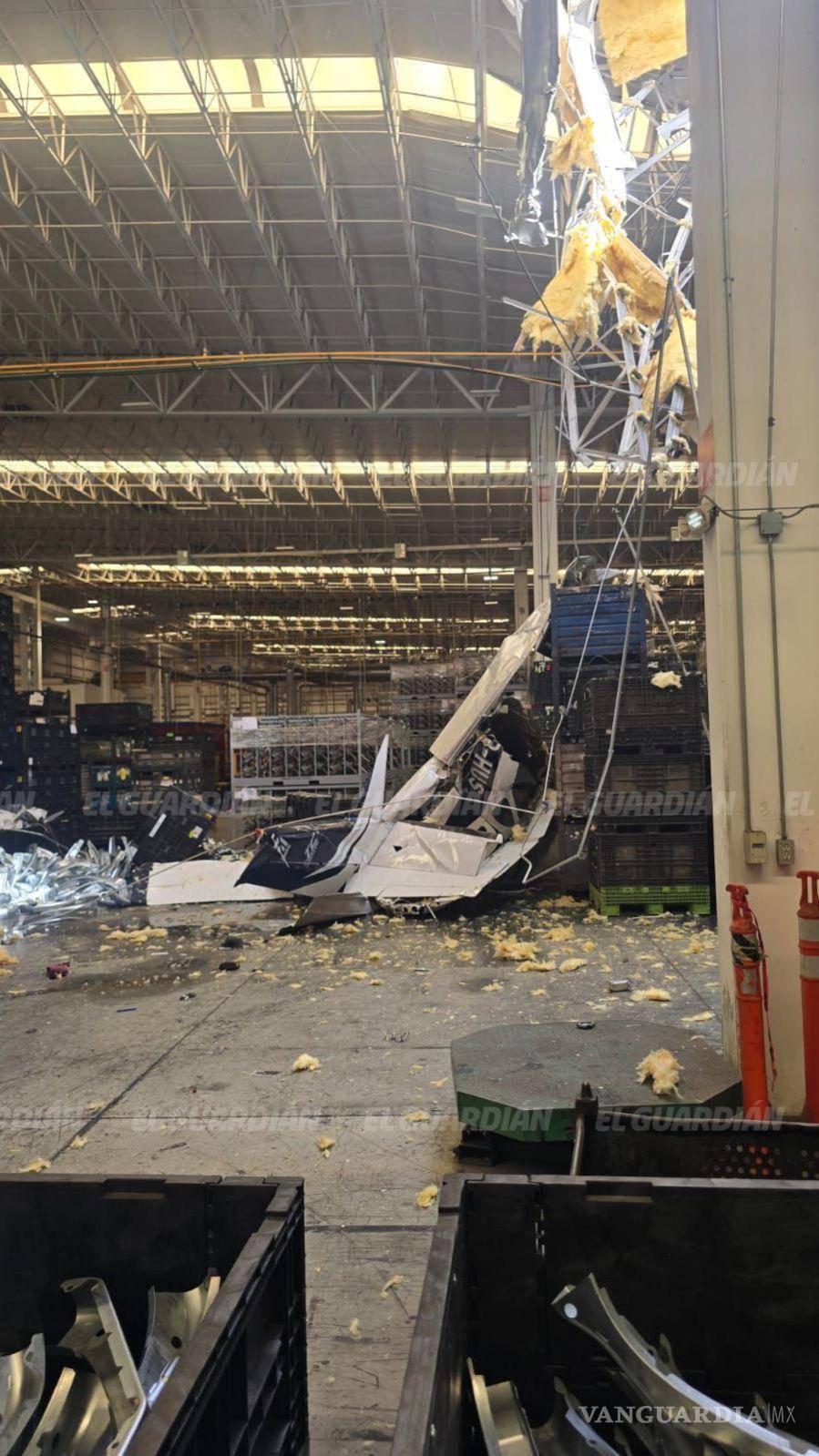 $!La avioneta Cessna Turbo Stationair TC cayó sobre una nave industrial en Ramos Arizpe, donde el techo de lámina amortiguó parcialmente el impacto.