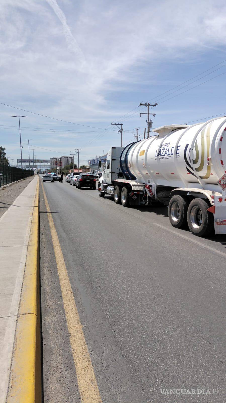 $!El tráfico avanza lento por la revisión de los cuerpos policiacos.