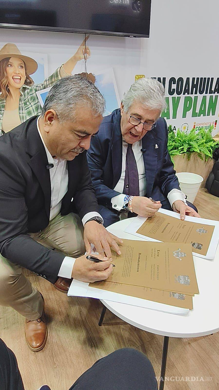 $!El alcalde Víctor Manuel Leija Vega durante el acto protocolario de firma del acuerdo en la FITUR 2026.