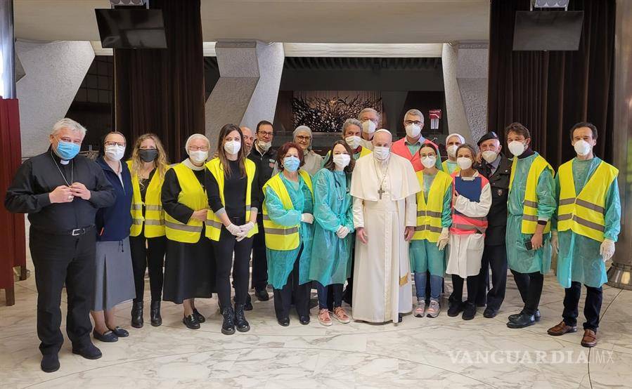 $!Visita el papa Francisco a las personas sin hogar que están siendo vacunadas en el Vaticano