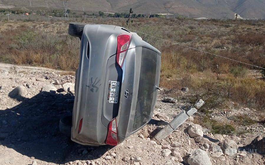 $!El Hyundai volcó sobre su costado izquierdo tras salirse de la carretera a Monclova; las ocupantes fueron auxiliadas por elementos de la Guardia Nacional.