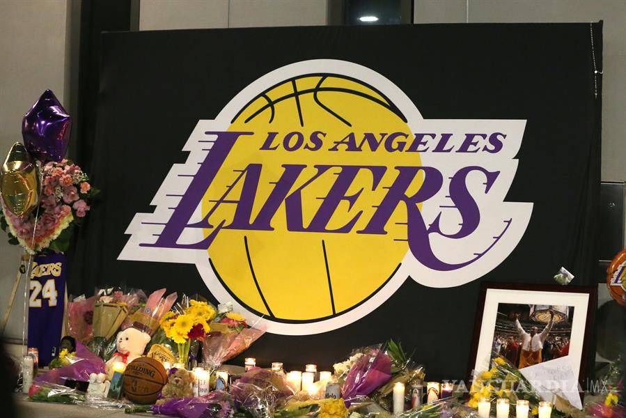 $!Fans honran tributo a Kobe Bryant, mira estas imágenes