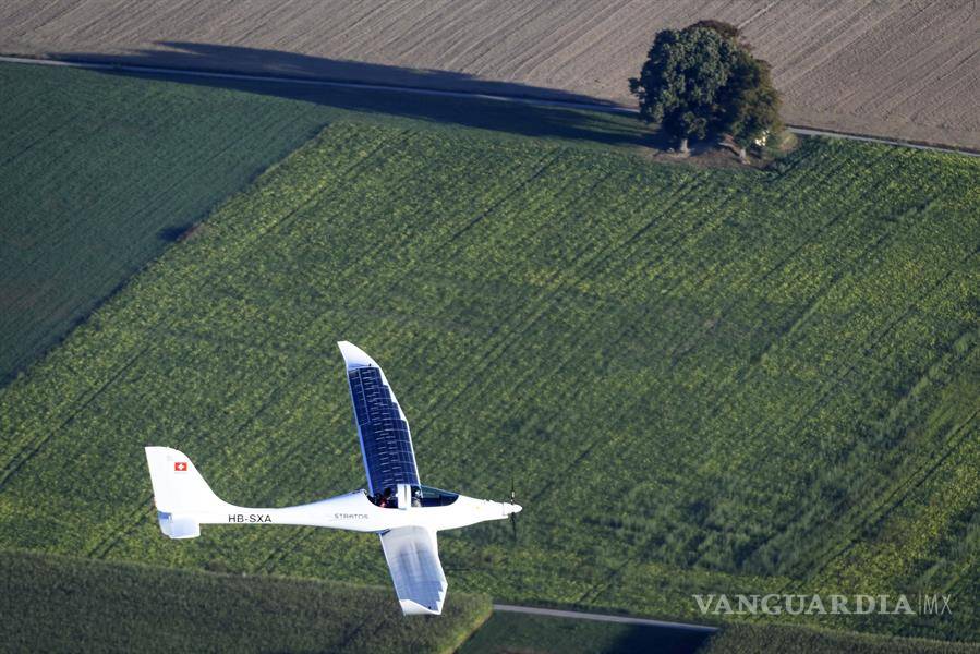 $!SolarStratos realiza el primer salto y caída libre desde un avión solar