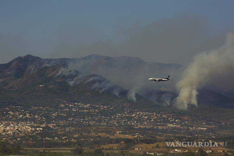 $!Vista desde Málaga del incendio de la Sierra de Mijas que obligó el desalojo de más de 3,000 personas en Alhaurín el Grande y Alhaurín de la Torre en España.