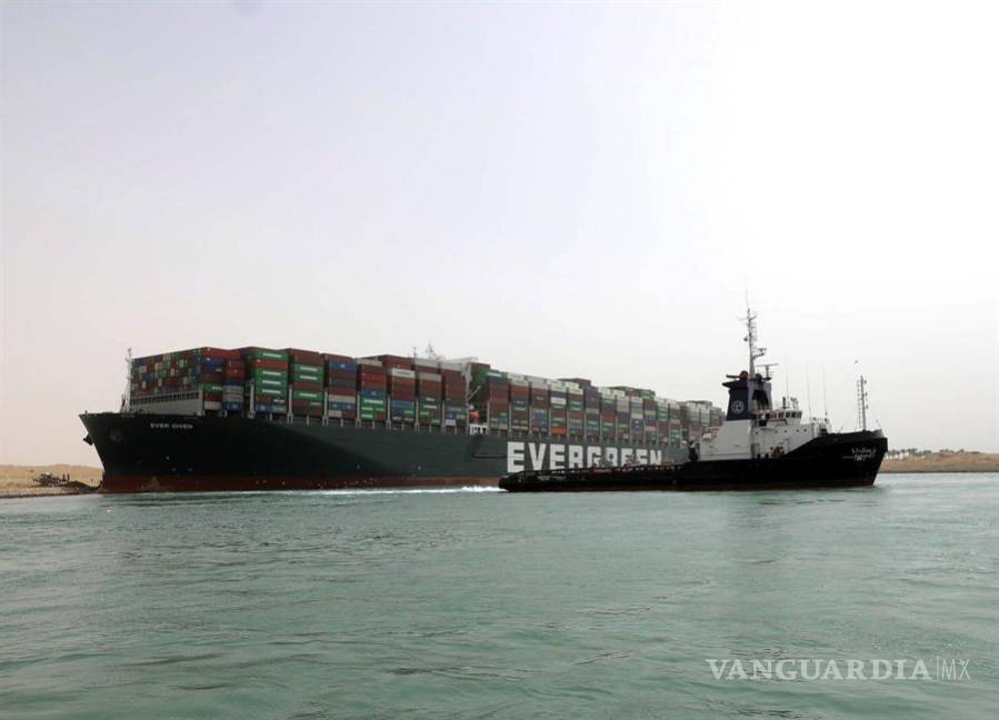 $!156 barcos están parados por un buque varado y atravesado en el canal de Suez
