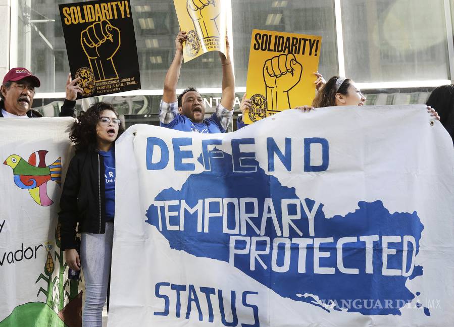 $!Simpatizantes de los inmigrantes que cuentan con estatus de protección temporal en EU en un mitin antes contra el gobierno del presidente Donald Trump.