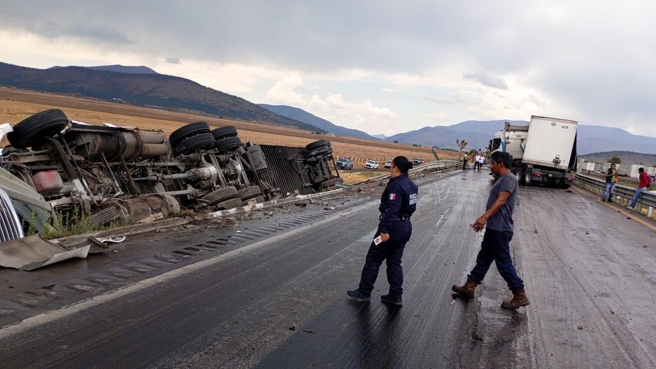 Cinco tráileres y una camioneta provocan cierre en tramo de la carretera 57 tras colisionar en Los Chorros . Noticias en tiempo real