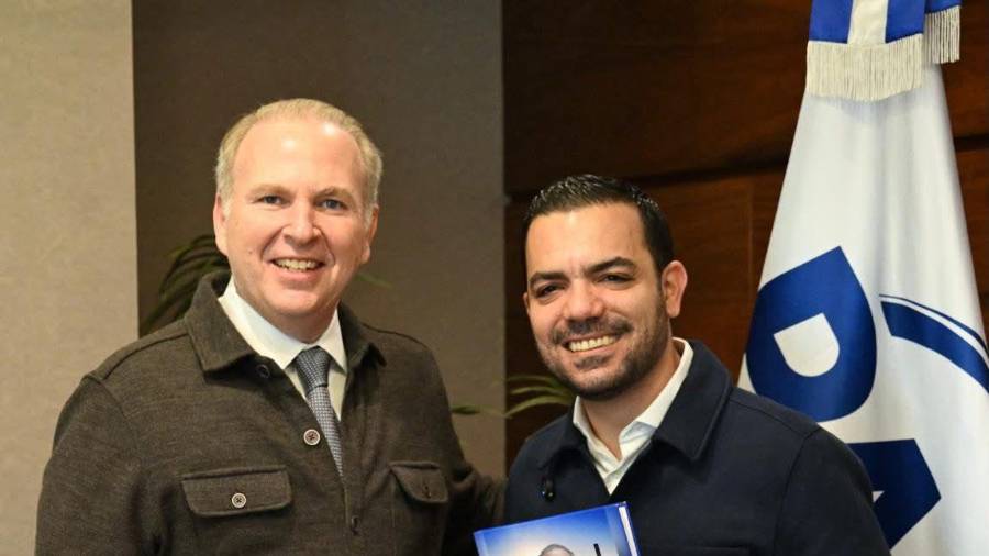 : Kalionchiz (izq) reafirmó su compromiso de mantener contacto directo con la comunidad.