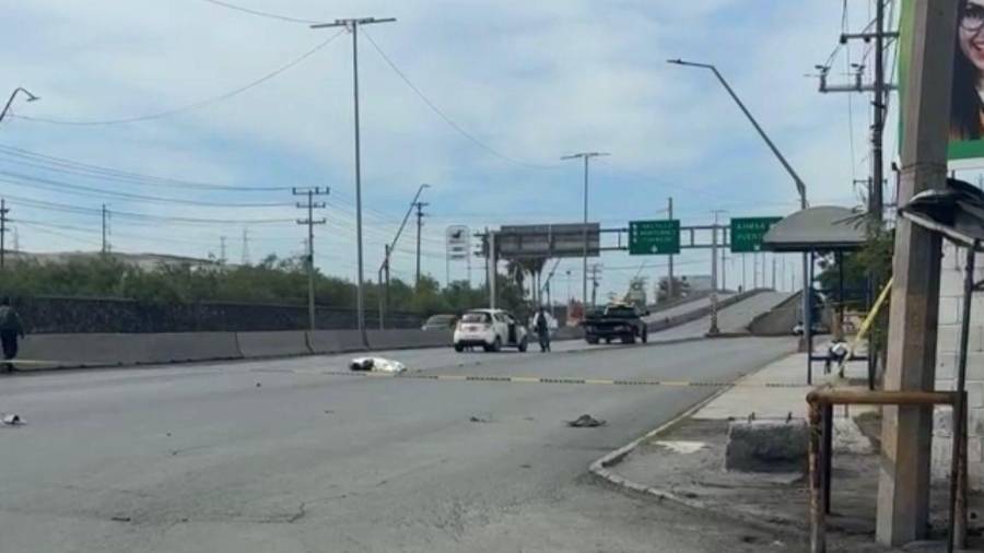 Elementos de seguridad pública acudieron al sitio tras el percance, donde la mujer fue localizada sin signos vitales sobre el carril derecho del puente vehicular.