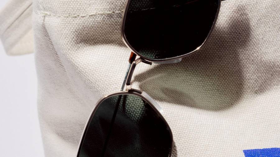 El uso de gafas con protección UV ayuda a prevenir daños en los ojos causados por la exposición prolongada a la radiación solar.