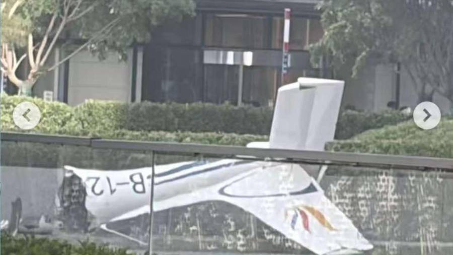 Un fragmento de una aeronave en una vía próxima al edificio China Zun, en Pekin, China). Una avioneta se estrelló contra el edificio más alto de la capital china, confirmaron testigos a EFE.