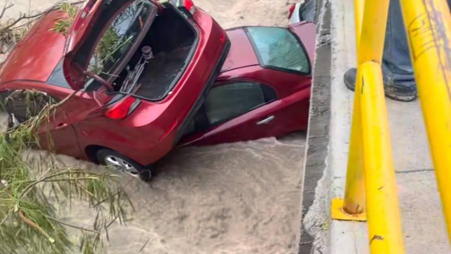 La corriente sorprendió a automovilistas en el vado de Praderas del Sur, donde tres vehículos fueron arrastrados por el agua.
