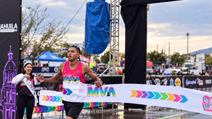 Ulises Adrián Loza Cruz celebró ante su gente el bicampeonato del Medio Maratón Monclova 2026, tras imponerse con un tiempo de una hora, cinco minutos y 31 segundos.