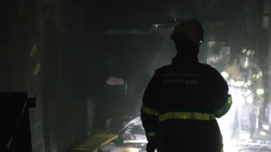 Elementos de Protección Civil y Bomberos de San Nicolás atendieron el incendio en un centro comercial ubicado sobre avenida Manuel L. Barragán, donde fueron evacuadas alrededor de 400 personas