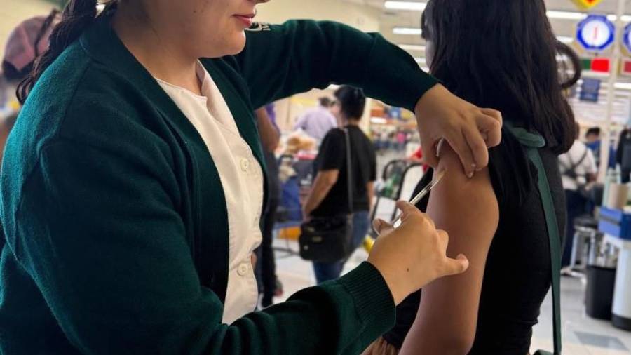 El IMSS en Coahuila continúa con las acciones de vacunación contra sarampión a través de sus unidades médicas y en puntos estratégicos.