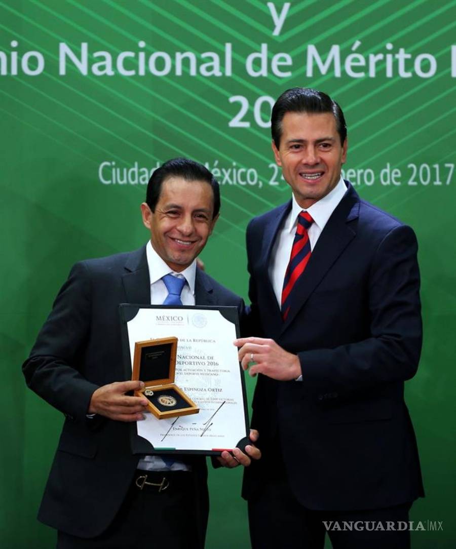 $!Mexicano monta al caballo más rico del mundo, California Chrome