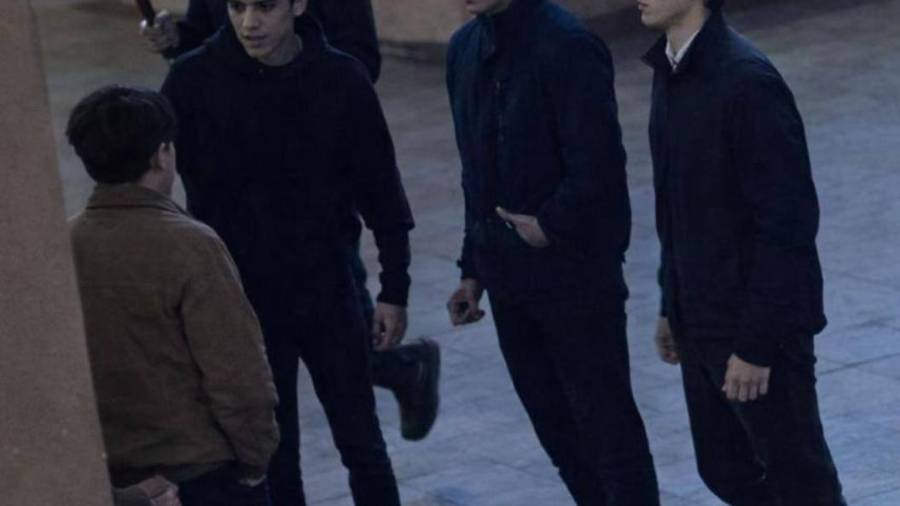 En las imágenes se observó cómo el joven fue rodeado por varios sujetos antes de ser atacado.