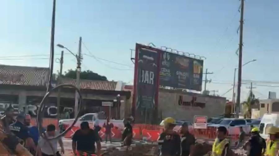 Cuerpos de emergencia y trabajadores participaron en las labores tras el derrumbe registrado en la obra vial.